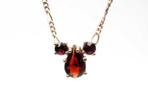 A garnet necklace in 9 carat yellow gold - 2