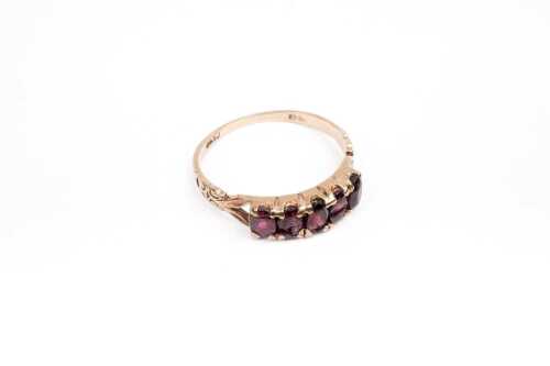 A vintage garnet ring in 9 carat yellow gold