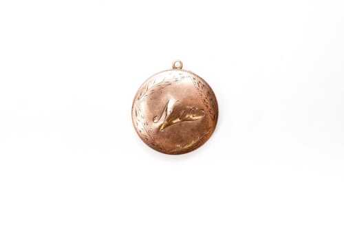 A vintage locket in 9 carat rose gold
