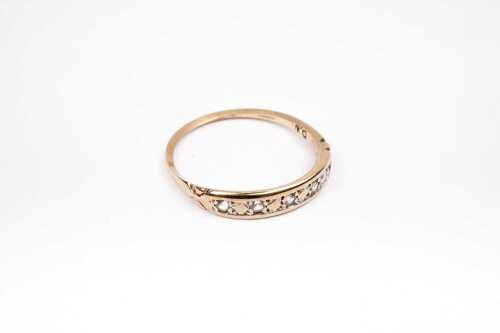 A vintage white topaz ring in 9 carat yellow gold