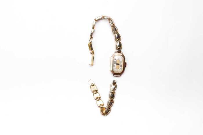 An antique ladies watch in 9 carat yellow gold