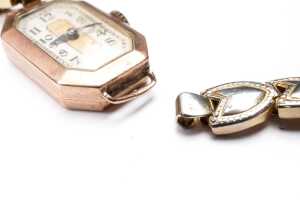 An antique ladies watch in 9 carat yellow gold - 4