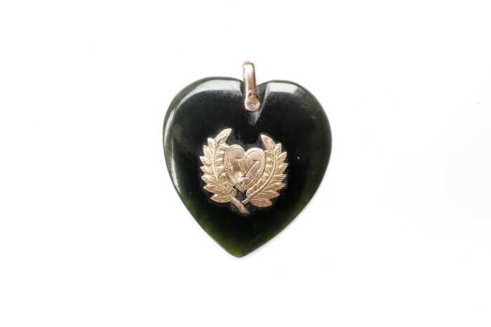 A chrysoprase heart pendant with 9ct bale