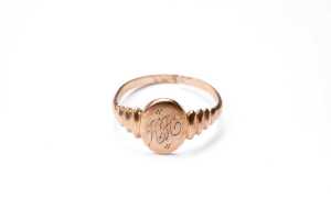 Two broken signet rings in 9 carat gold. - 2