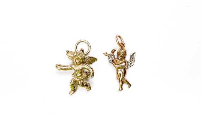 Two cherub charms in 9 carat yellow gold