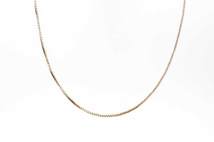 A box link necklace in 9 carat yellow gold