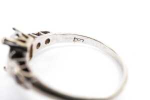 A empty ring setting in 9 carat white gold - 5