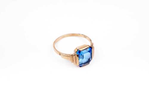 A vintage blue paste ring in 9 carat yellow gold