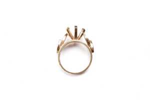 An empty ring setting in 14ct yellow gold - 4