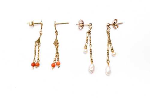 Two pairs of drop earrings in 9 carat yellow gold