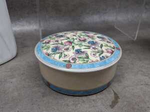 Wedgwood and Royal Doulton vases and trinket boxes - 4