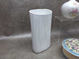 Wedgwood and Royal Doulton vases and trinket boxes - 5