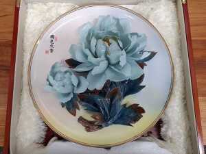 Chinese porcelain cabinet plate with applied floral decoration - 2