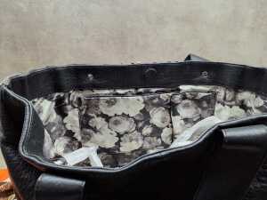 Designer-style silver tone handbag with floral lining - 3