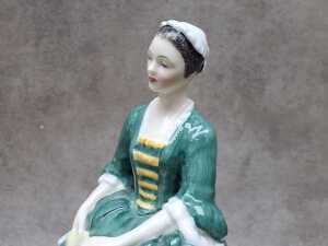 Royal Doulton 'A Gentleman and A Lady from Williamsburg' porcelain figures - 3