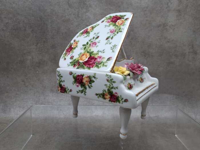 Royal Doulton 'Old Country Roses' porcelain piano music box