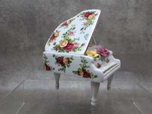 Royal Doulton 'Old Country Roses' porcelain piano music box