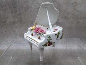 Royal Doulton 'Old Country Roses' porcelain piano music box - 2