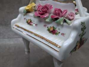 Royal Doulton 'Old Country Roses' porcelain piano music box - 3
