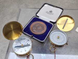 Novelty compasses and travel clocks - 3