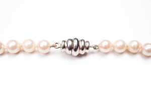 A strand of cultured pearls to a sterling silver clasp - 3