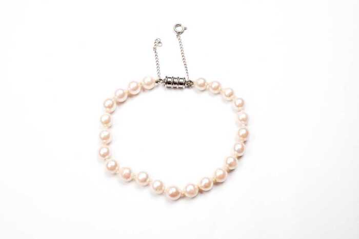 A cultured pearl bracelet with magnetic clasp