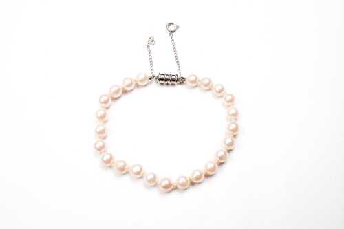 A cultured pearl bracelet with magnetic clasp