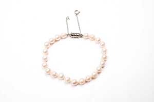 A cultured pearl bracelet with magnetic clasp