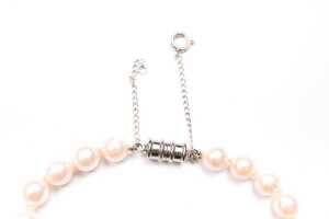 A cultured pearl bracelet with magnetic clasp - 3