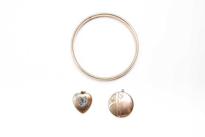 A collection of 9 carat gold lined and filled jewellery