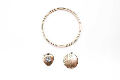 A collection of 9 carat gold lined and filled jewellery