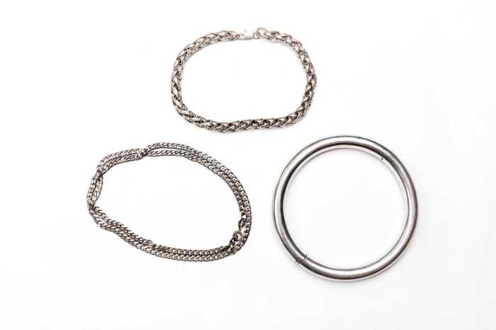 A collection of jewellery in sterling silver