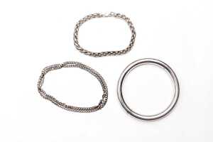 A collection of jewellery in sterling silver