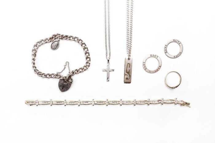 A collection of jewellery in sterling silver