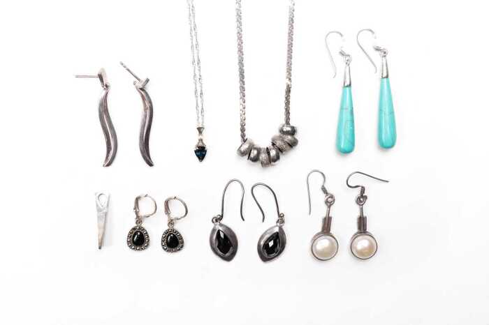 A collection of jewellery in sterling silver