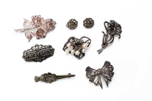 A collection of vintage jewellery in sterling silver