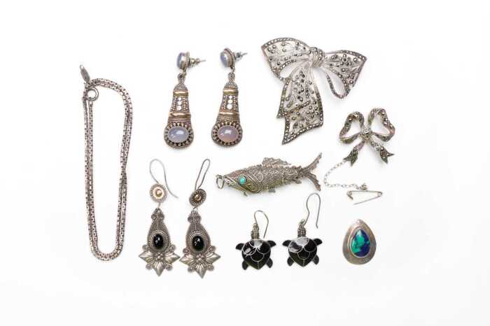 A collection of silver jewellery