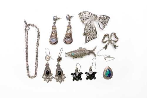 A collection of silver jewellery
