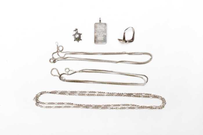 A collection of jewellery in sterling silver