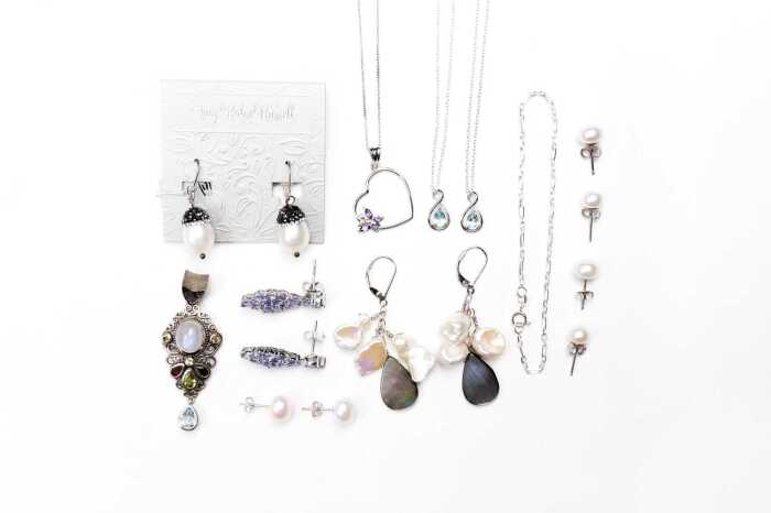 A collection of jewellery in sterling silver