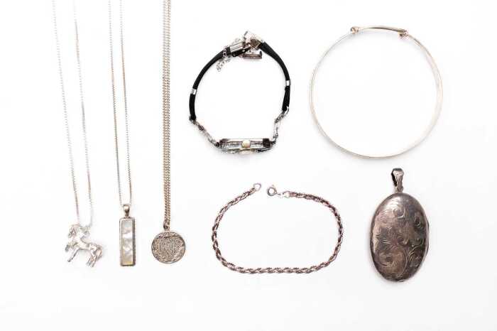 A collection of jewellery in sterling silver