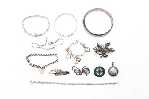 A collection of vintage jewellery in sterling silver