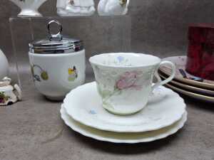 Assorted porcelain, including Royal Doulton 'First Performance' figure - 3