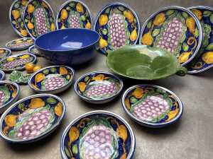 Assorted terra cotta and majolica servingware - 4