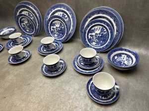 Johnson Bros porcelain blue and white part dinner set - 4