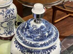 Oriental-style blue and white ceramic lamp - 2
