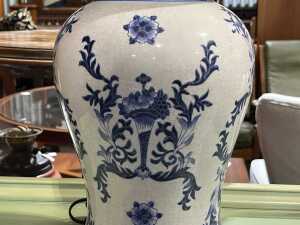 Oriental-style blue and white ceramic lamp with timber base. - 3