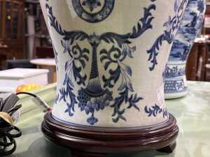 Oriental-style blue and white ceramic lamp with timber base. - 4