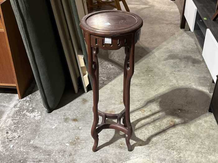 Timber pedestal with cross banded base