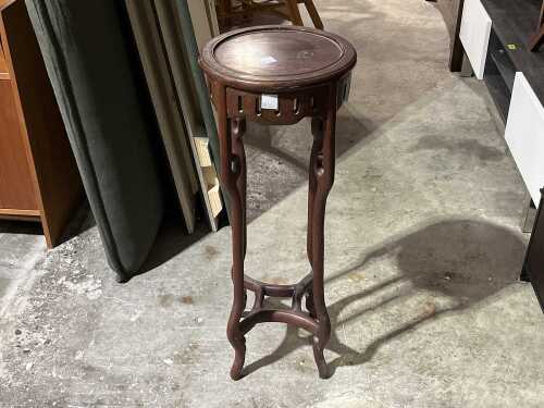 Timber pedestal with cross banded base